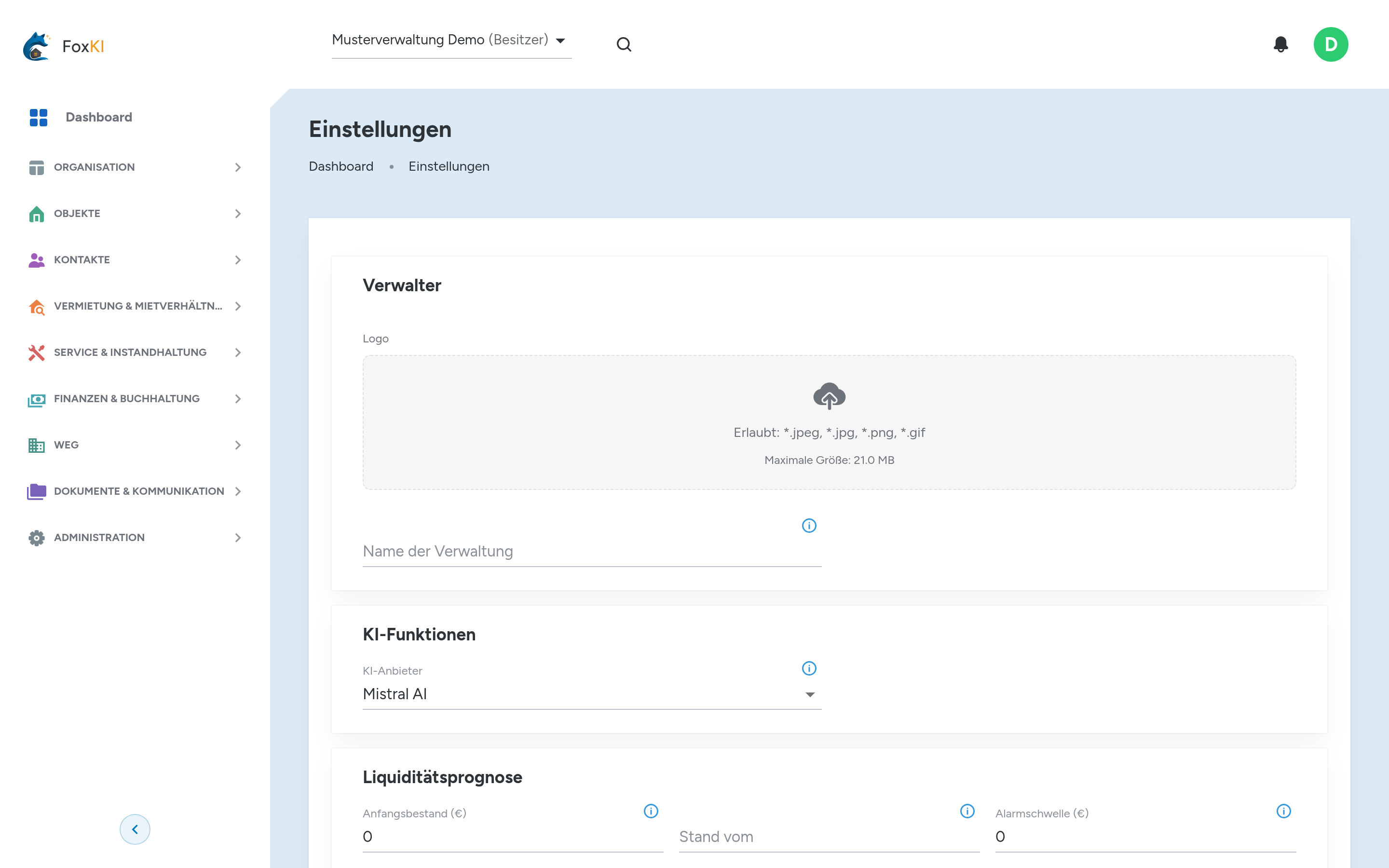 Die Einstellungen mit den Abschnitten Verwalter (Logo und Name), KI-Funktionen (Auswahl des Anbieters) und Liquiditätsprognose (Anfangsbestand und Alarmschwelle).
